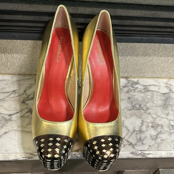 Shoe Republic LA Venerable Women’s Gold Platform Flat Almond Black Toe Heels NIB - Picture 7 of 8